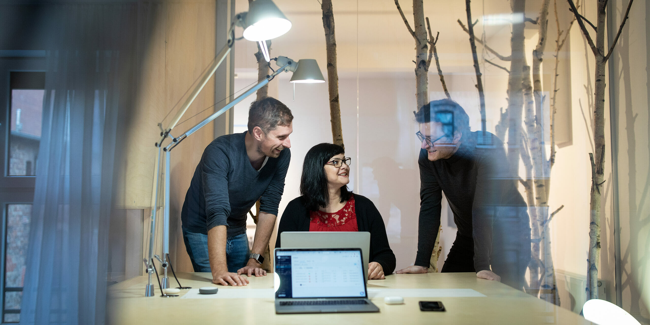 Jennifer, Martin und Hendrik besprechen den Personalmanagementprozess