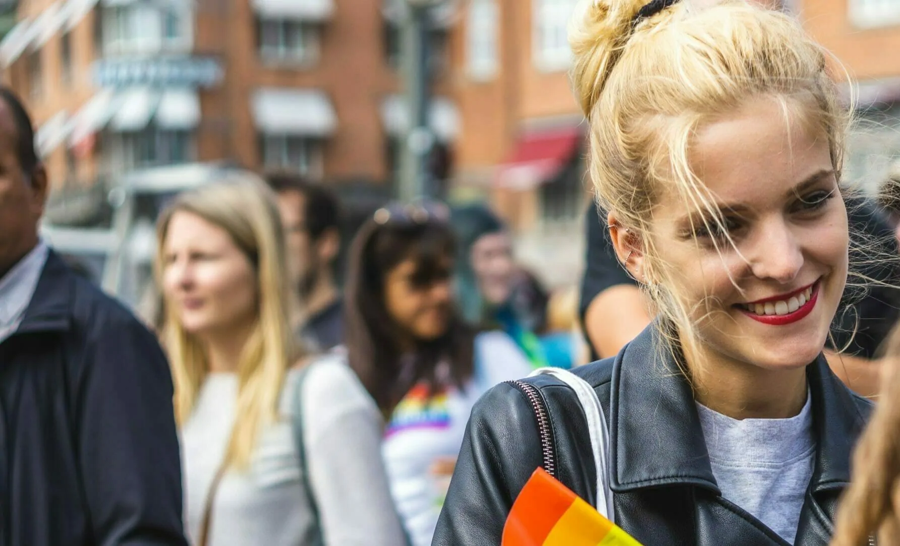 Lachende Menschen auf einer Friedensdemonstration