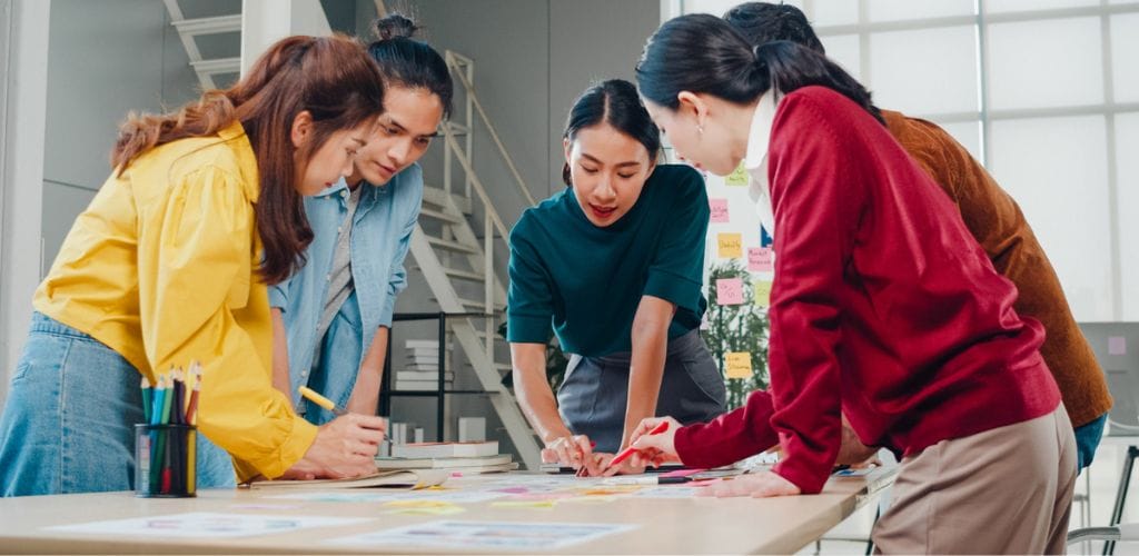 Team, das an einem Projekt arbeitet Arbeitsproduktivität steigern